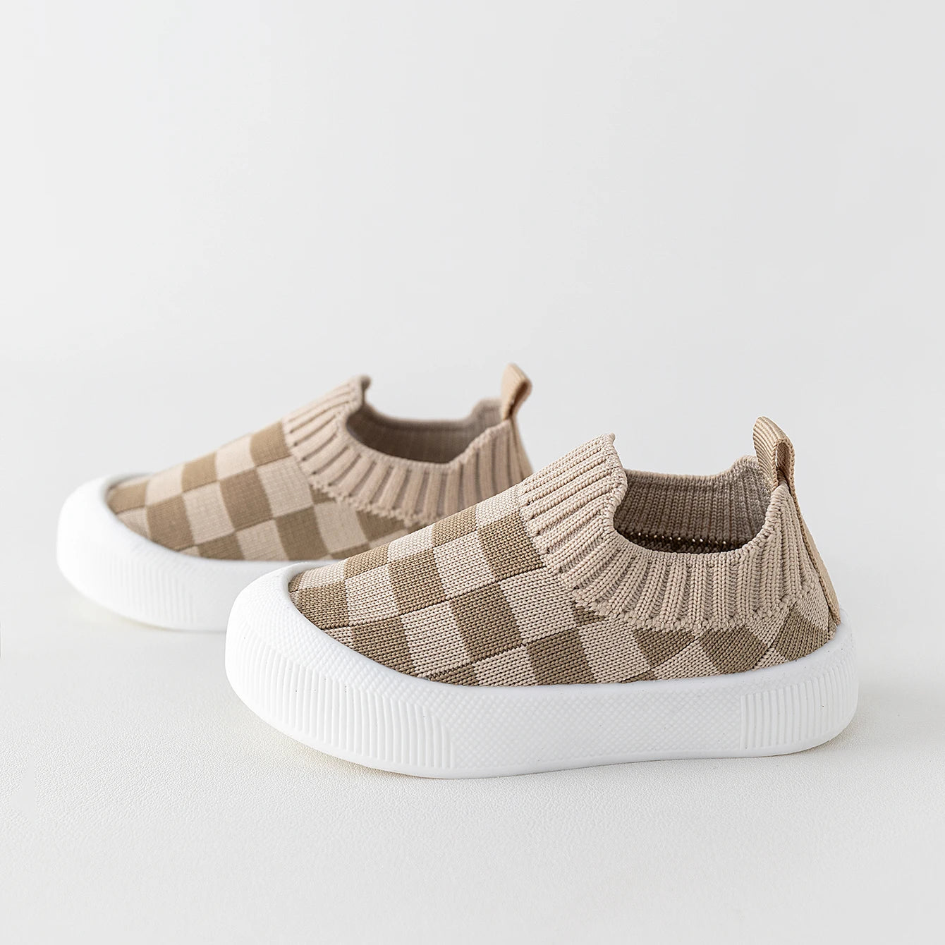 Anti-slip sports shoes