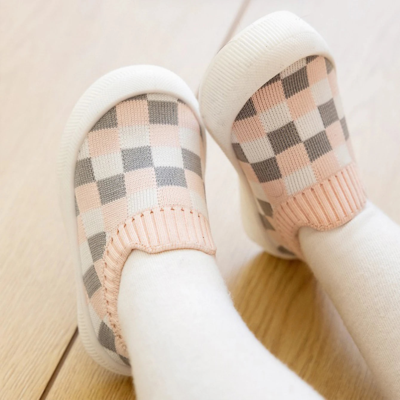 Anti-slip sports shoes