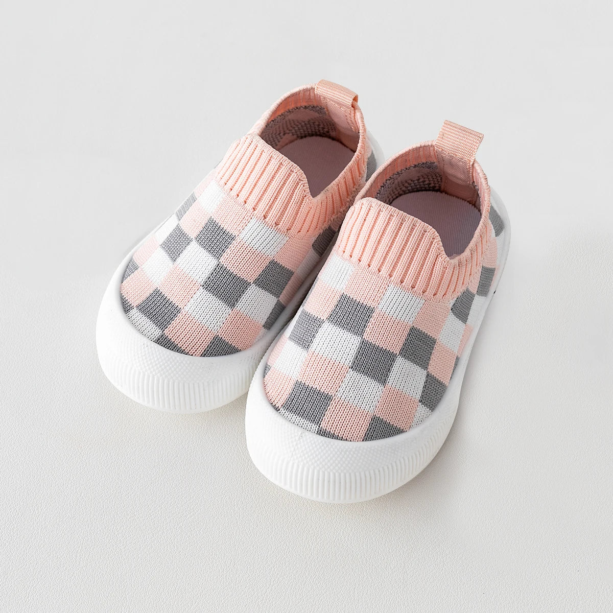 Anti-slip sports shoes