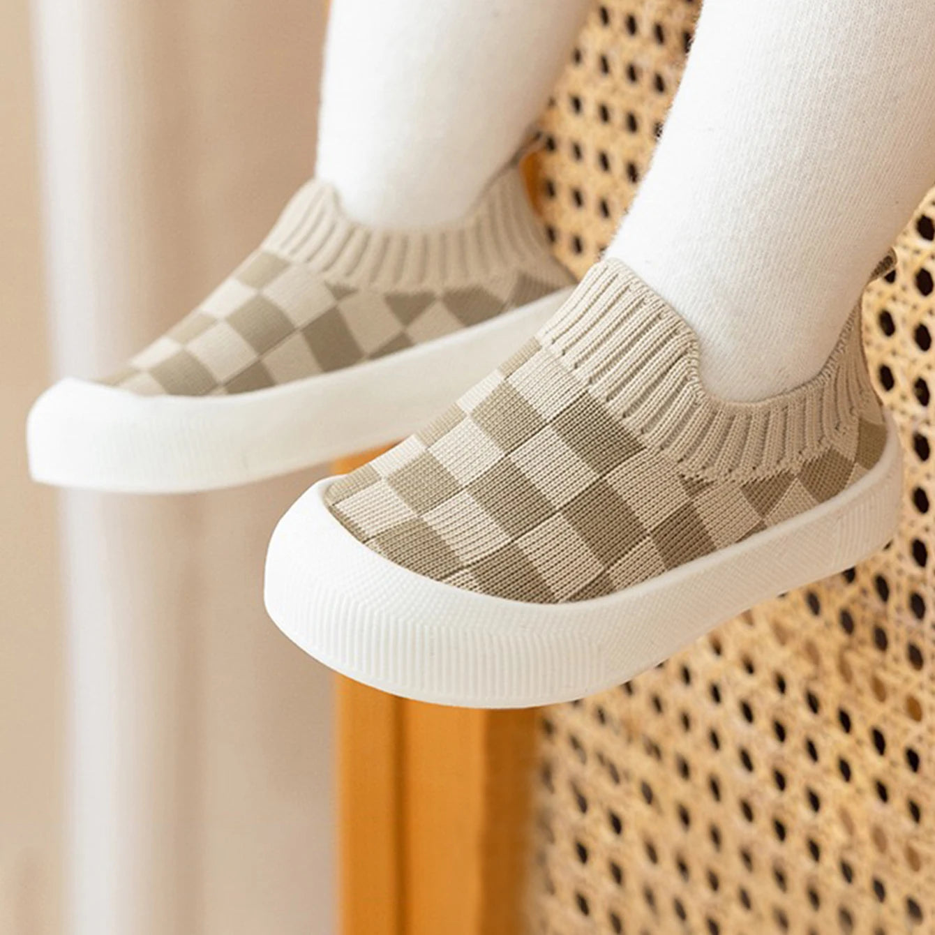 Anti-slip sports shoes