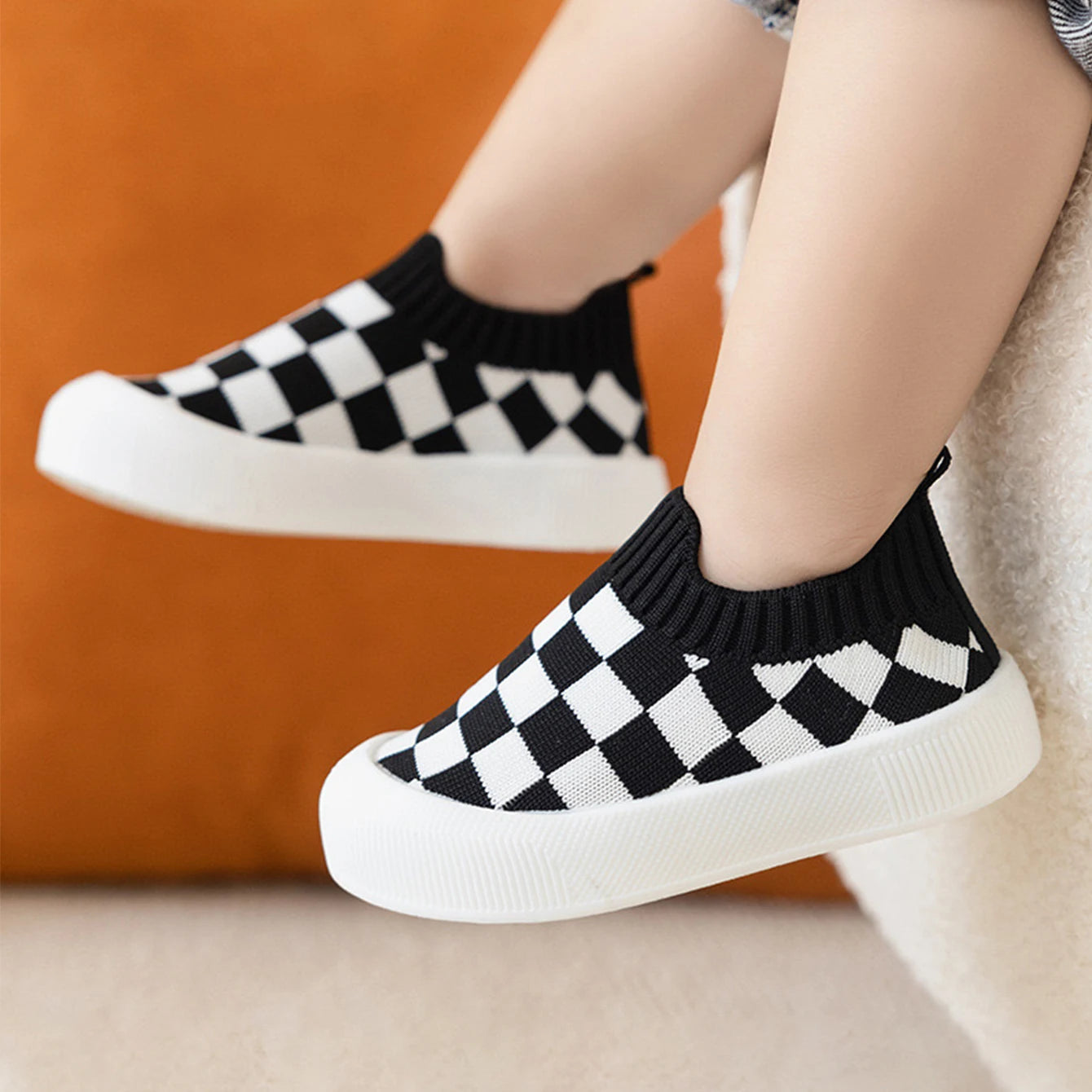 Anti-slip sports shoes