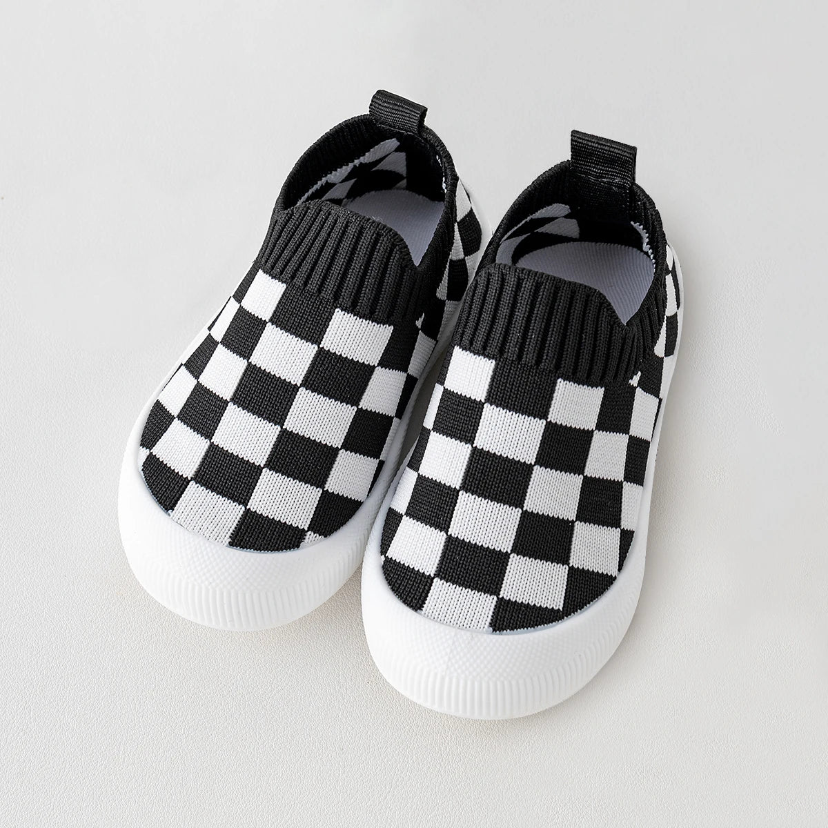 Anti-slip sports shoes