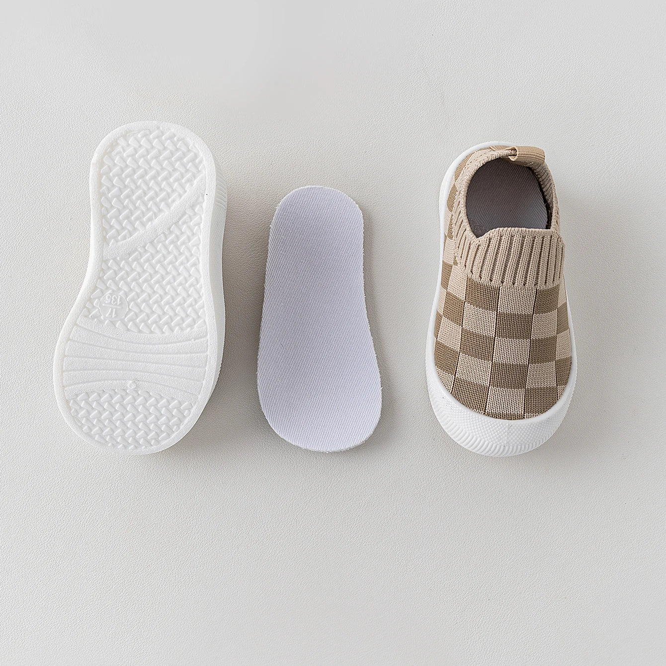 Anti-slip sports shoes