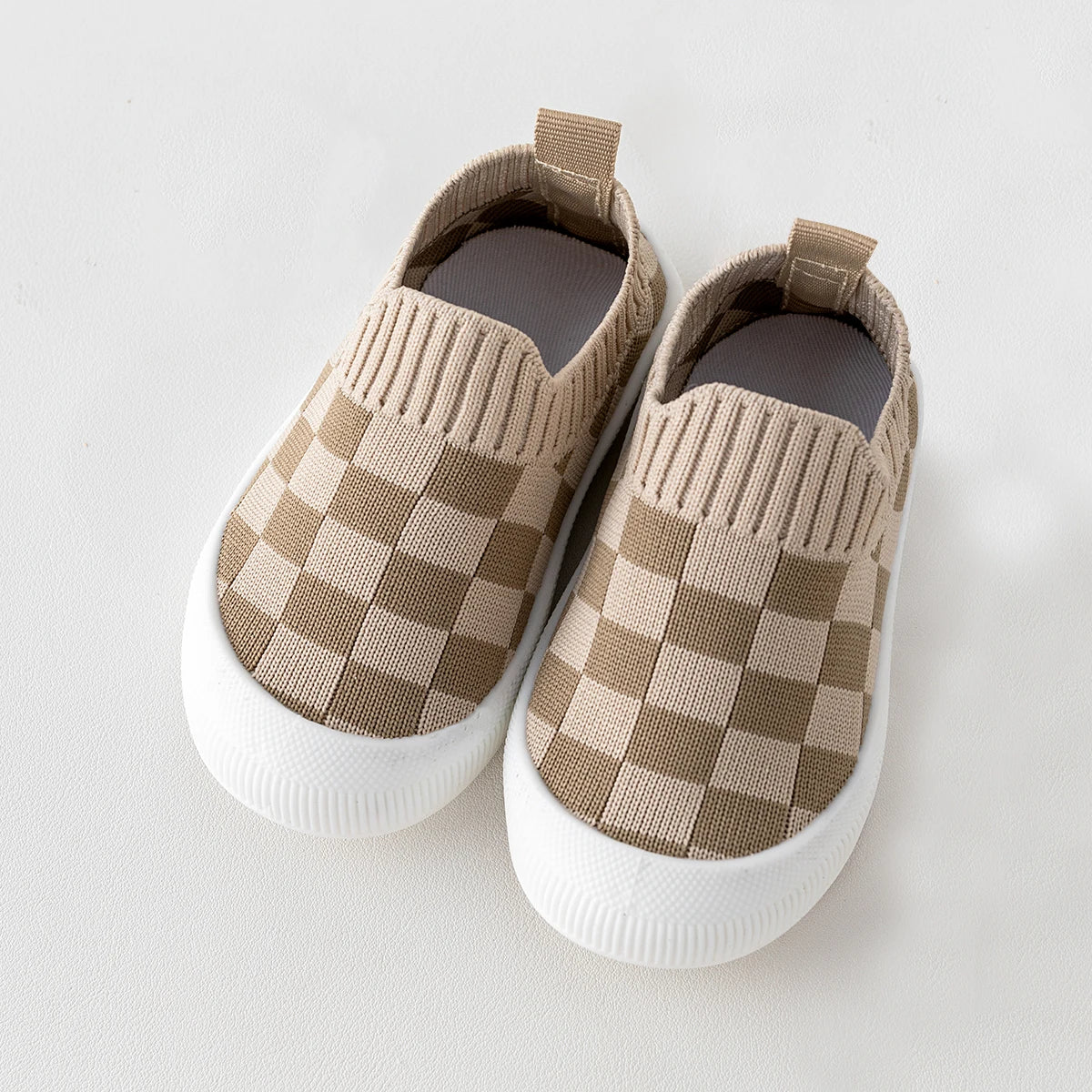 Anti-slip sports shoes