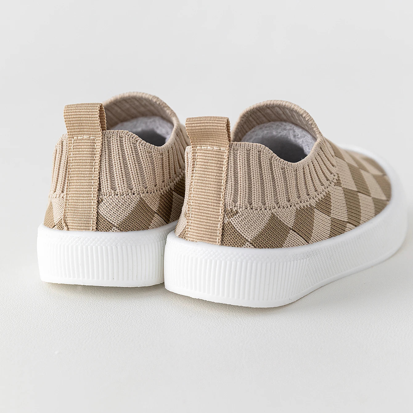 Anti-slip sports shoes